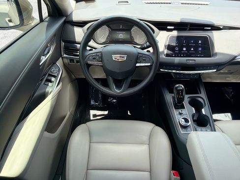 Used 2023 Cadillac XT4 Luxury w/ Cold Weather Package FWD image 16