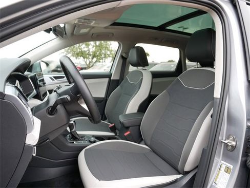 Certified 2025 Volkswagen Taos SE image 15