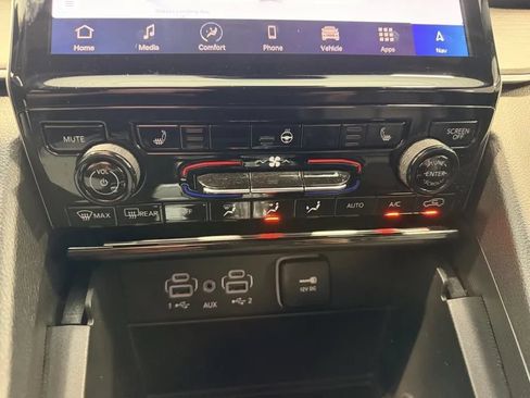 Used 2025 Jeep Grand Cherokee Limited AWD/4WD image 48