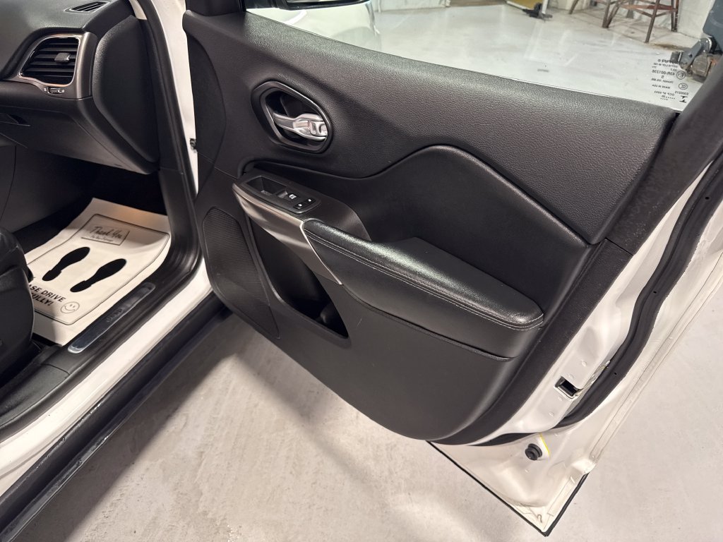 Used 2020 Jeep Cherokee Limited FWD image 34