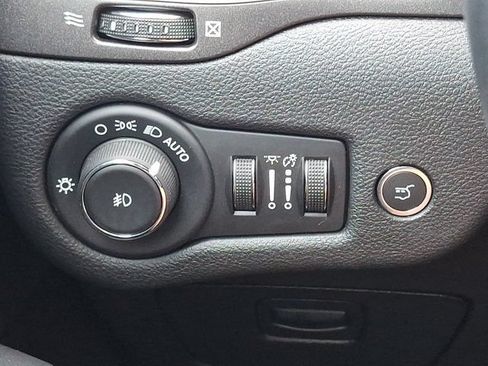Used 2019 Jeep Cherokee Trailhawk w/ Comfort/Convenience Group AWD/4WD image 31