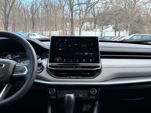 Used 2025 Jeep Compass Limited image 17