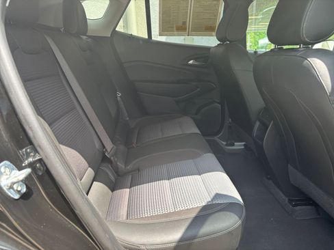 Used 2025 Chevrolet Trax LT FWD image 38