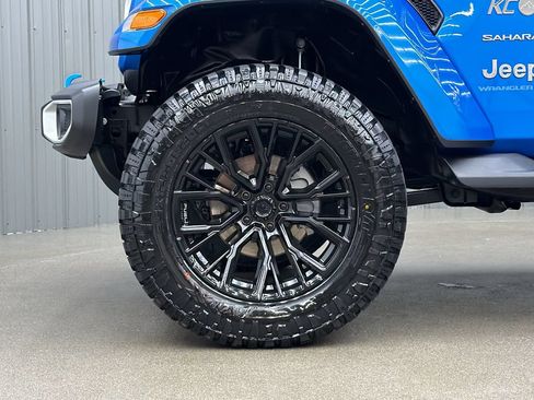 Used 2024 Jeep Wrangler Unlimited Sahara w/ Technology Group AWD/4WD image 9