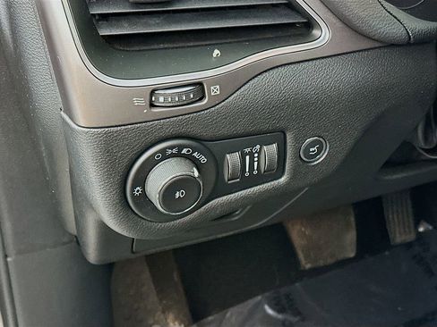 Certified 2021 Jeep Cherokee Latitude Lux w/ Comfort/Convenience Group image 18