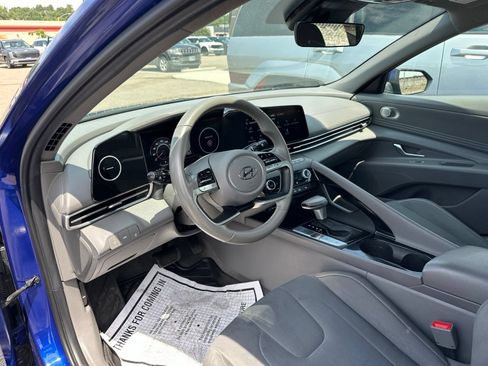 Used 2023 Hyundai Elantra SEL w/ Convenience Package FWD image 9