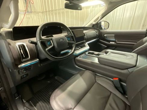 Used 2025 Ford Expedition Platinum w/ Platinum Ultimate Package AWD/4WD image 9