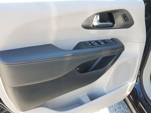 Used 2024 Chrysler Pacifica Limited FWD image 19