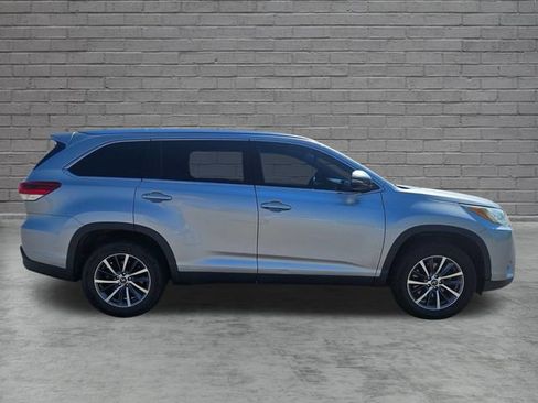 Used 2019 Toyota Highlander XLE FWD image 6