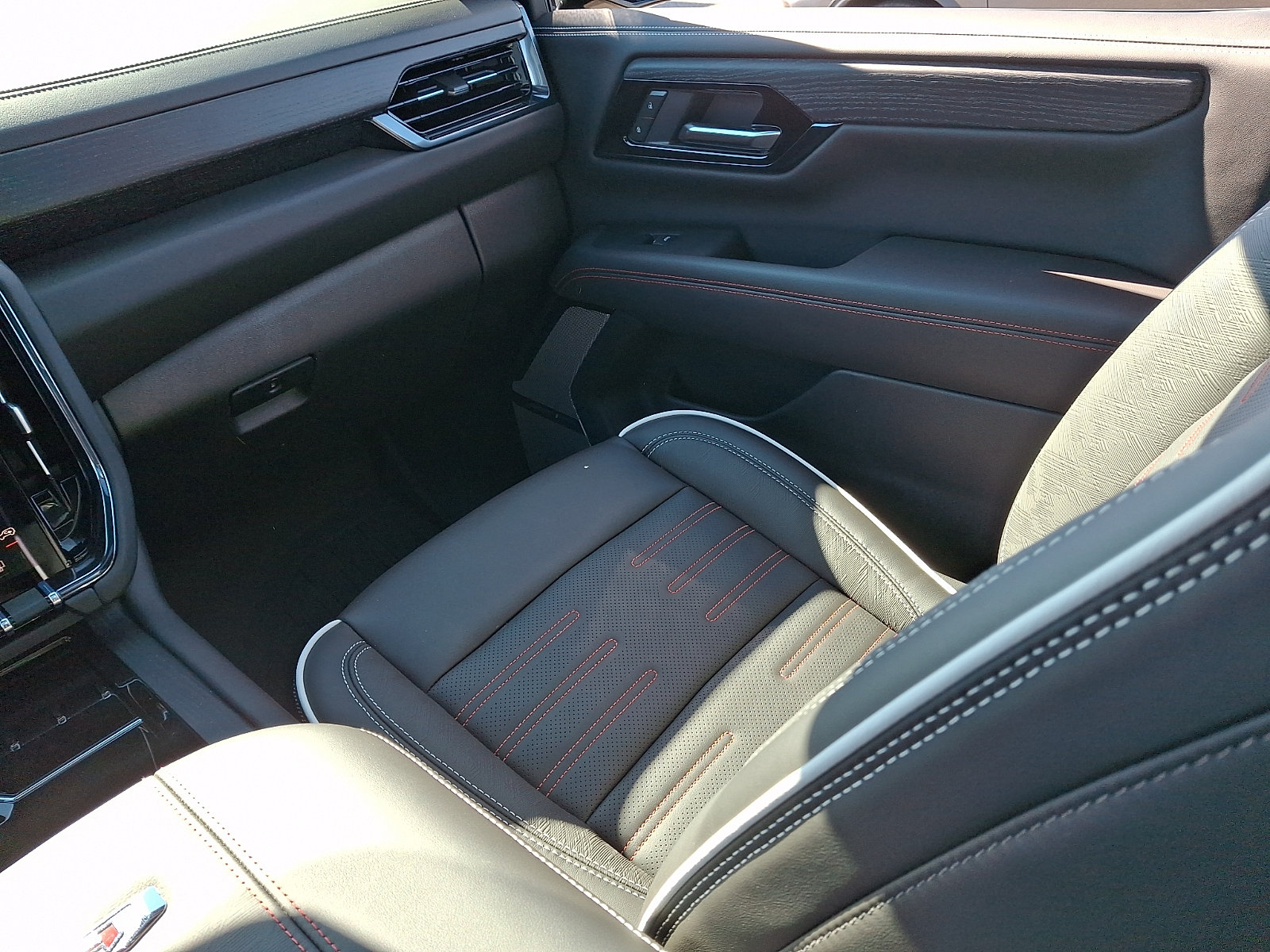 Used 2026 GMC Yukon AT4 Ultimate w/ LPO, Floor Liner Package AWD/4WD image 15