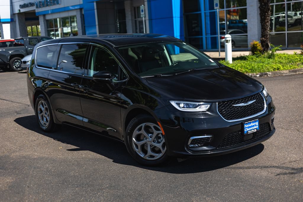 Used 2024 Chrysler Pacifica Limited FWD image 2