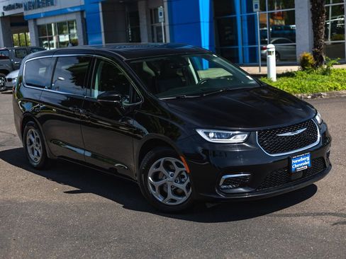 Used 2024 Chrysler Pacifica Limited FWD image 2