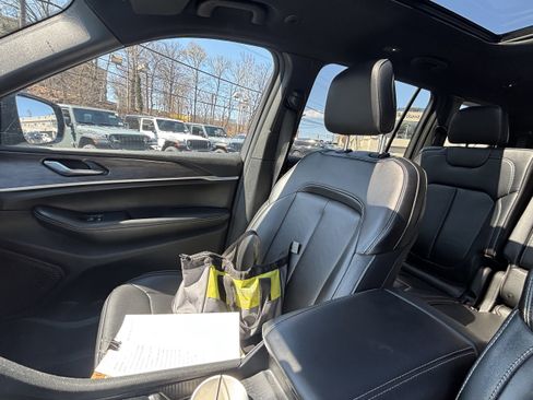 Used 2024 Jeep Grand Cherokee L Limited image 14