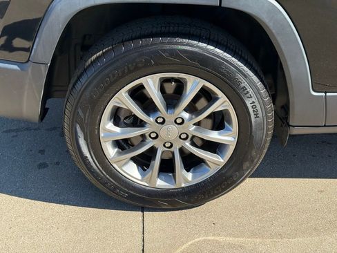 Used 2021 Jeep Cherokee Latitude Lux w/ Sun & Sound Group AWD/4WD image 10