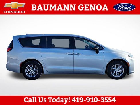 Used 2024 Chrysler Pacifica Touring-L FWD image 7