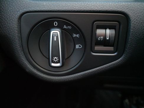 Used 2019 Volkswagen e-Golf SEL Premium image 26