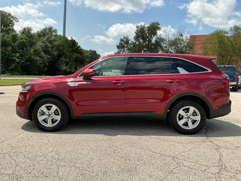 Used 2023 Kia Sorento LX FWD image 2