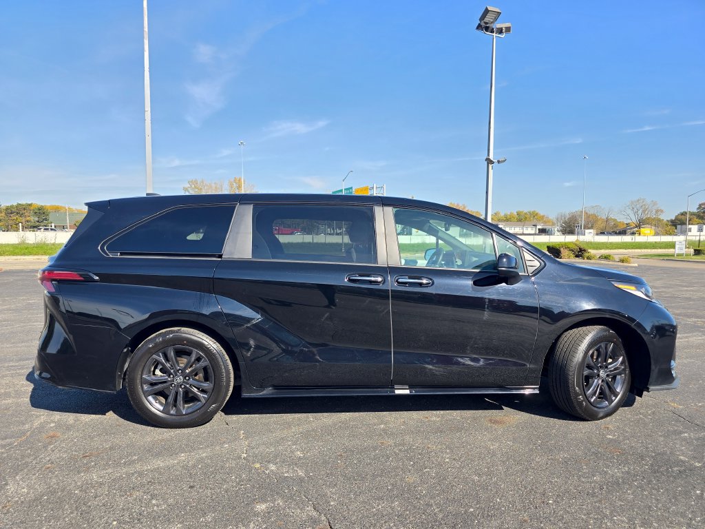 Used 2025 Toyota Sienna XSE AWD/4WD image 18