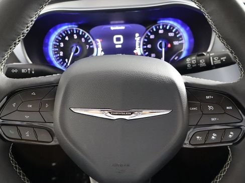 Used 2025 Chrysler Pacifica Limited FWD image 19