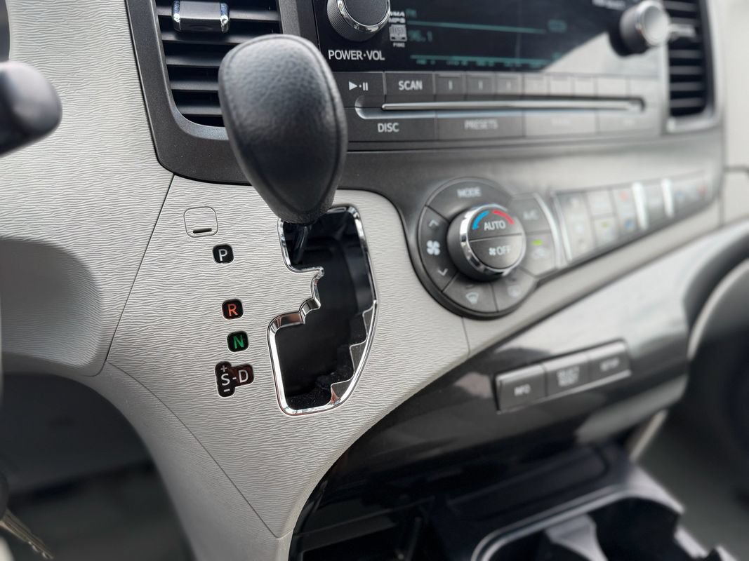 Used 2013 Toyota Sienna LE w/ Towing Pkg AWD/4WD image 22
