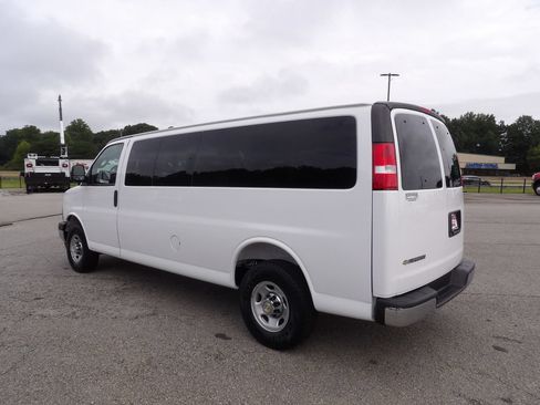 Used 2025 Chevrolet Express 3500 LT w/ LT Preferred Equipment Group RWD image 4