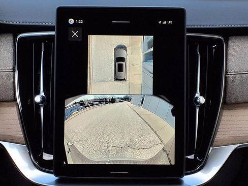 New 2026 Volvo XC90 B6 Plus w/ Protection Package Premier AWD/4WD image 18