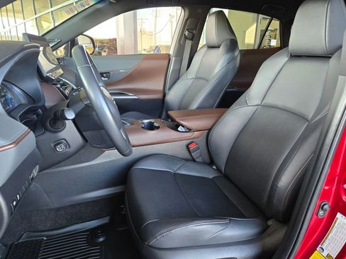 Used 2023 Toyota Venza XLE image 10