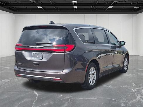 Used 2023 Chrysler Pacifica Touring-L FWD image 5