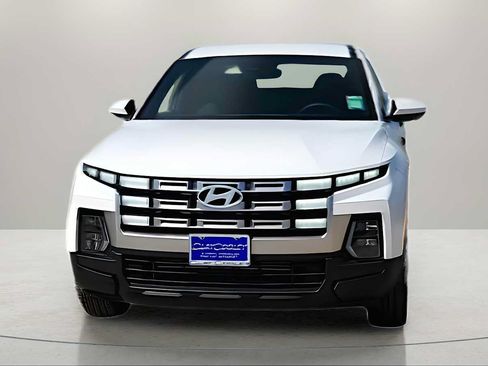 Used 2025 Hyundai Santa Cruz SE FWD image 2