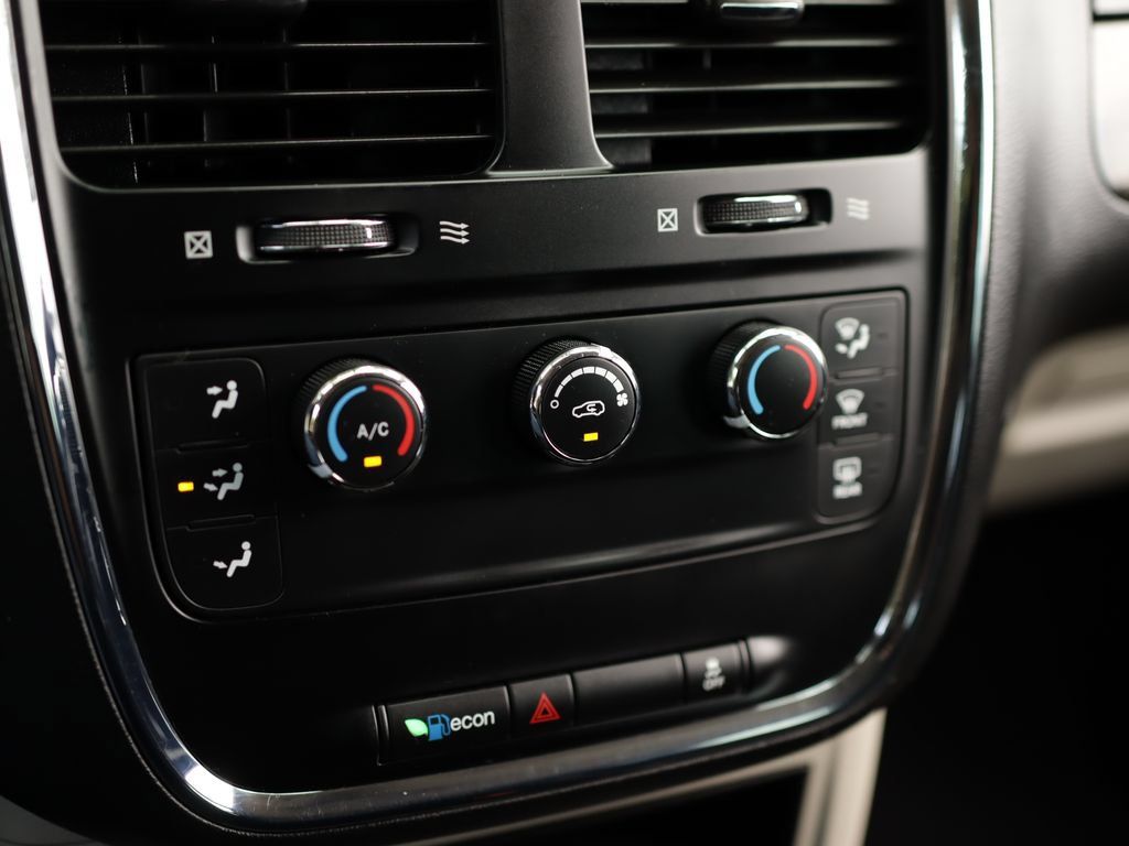 Used 2016 Dodge Grand Caravan American Value Package FWD image 14