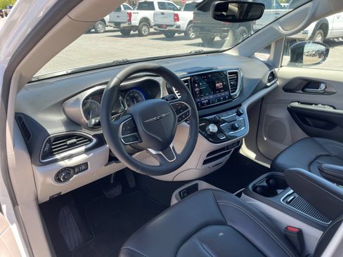 Used 2024 Chrysler Pacifica Touring-L FWD image 11
