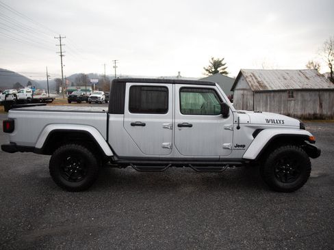 Used 2022 Jeep Gladiator Willys image 2