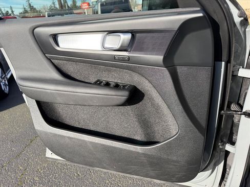 Used 2024 Volvo XC40 B5 Core image 23