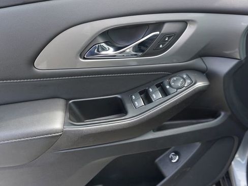 Used 2023 Chevrolet Traverse LT image 19