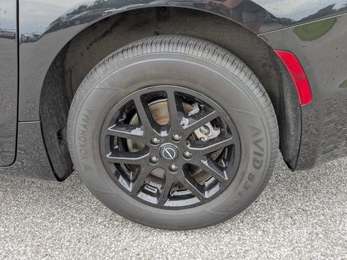 Used 2023 Chrysler Pacifica Touring-L FWD image 21