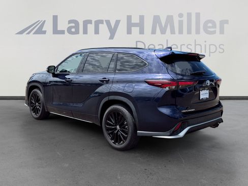Certified 2025 Toyota Highlander XSE AWD/4WD image 3