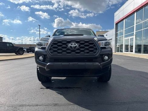 Used 2022 Toyota Tacoma TRD Sport AWD/4WD image 2