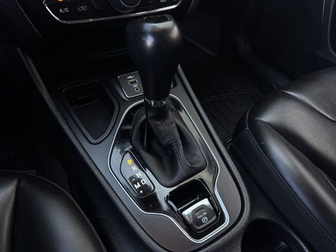 Used 2021 Jeep Cherokee Latitude Plus FWD image 18