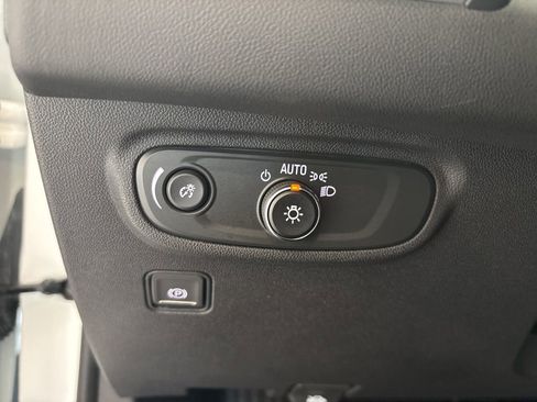 Used 2024 GMC Terrain SLE w/ Driver Convenience Package image 10