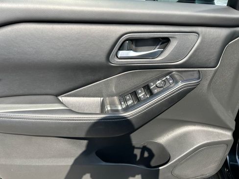 Used 2025 Nissan Rogue SV image 12