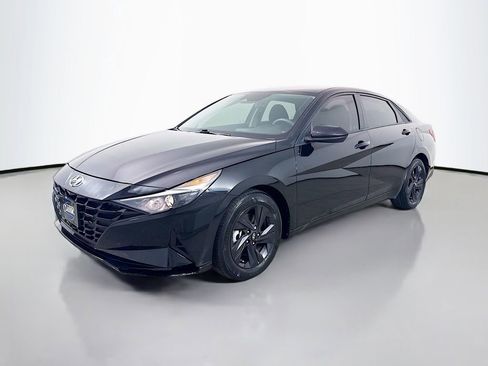 Used 2022 Hyundai Elantra SEL w/ Preferred Accessory Package image 3