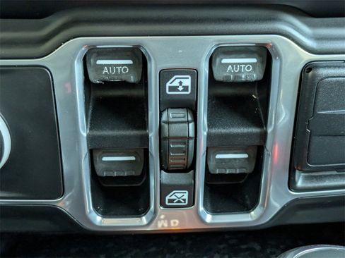 Used 2018 Jeep Wrangler Unlimited Sahara image 18