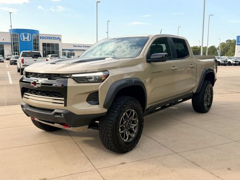 Used 2024 Chevrolet Colorado ZR2 w/ Technology Package AWD/4WD image 3