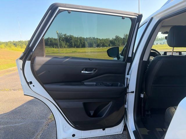 Used 2025 Nissan Pathfinder SL FWD image 6