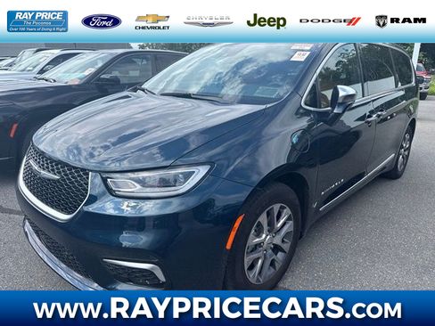 Used 2024 Chrysler Pacifica Pinnacle FWD image 1