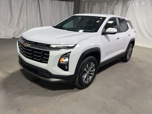 Used 2026 Chevrolet Equinox LT FWD image 3