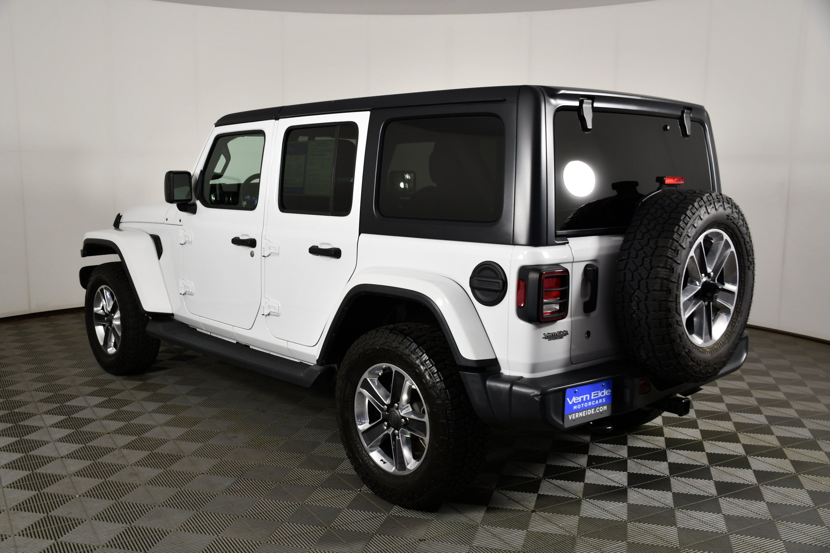Used 2018 Jeep Wrangler Unlimited Sahara AWD/4WD image 8