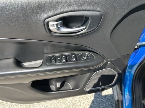 Used 2018 Jeep Compass Latitude w/ Popular Equipment Group AWD/4WD image 19