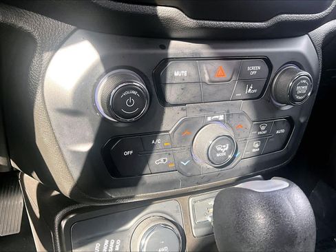 Used 2021 Jeep Renegade Latitude image 36