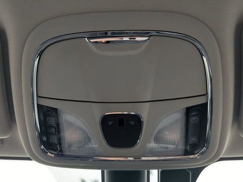 Used 2017 Jeep Cherokee Limited image 23